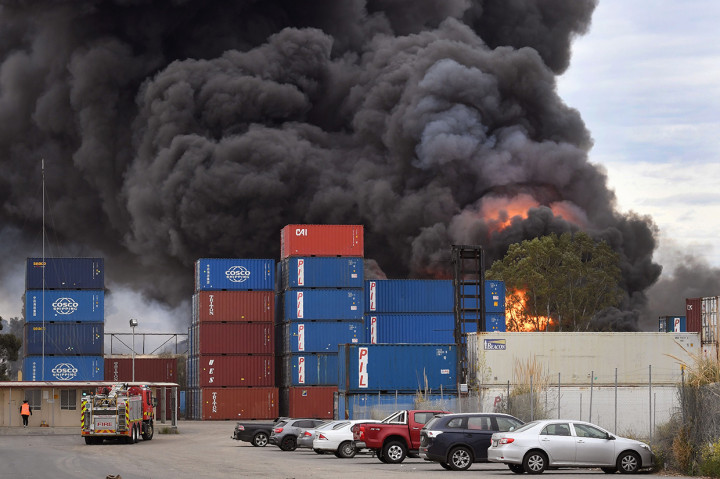 The Metropolitan Fire Brigade (MFB) mengatakan kebakaran di West Footscray dimulai pukul 5 pagi, dan sekitar 80 petugas sedang berusaha memadamkan api dan melibatkan 30 truk pemadam api.