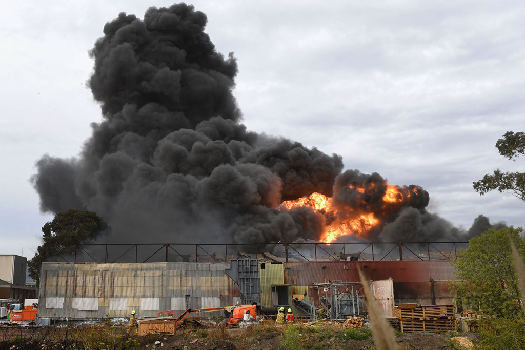 MFB memperingatkan adanya asap beracun dalam jarak dua kilometer dari pabrik tersebut, dan sudah mengeluarkan peringatan waspada untuk mereka yang tinggal sekitar 500 meter dari kejadian untuk berlindung dalam rumah.
