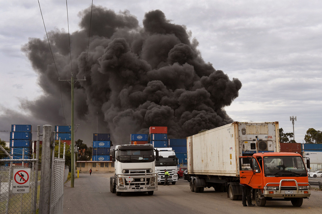 Pabrik yang merangkap gudang itu berisi bahan kimia seperti acetone dan bahan untuk melakukan pengelasan, dan ledakan dari bahan kimia tersebut menjadi salah satu hal yang harus ditangani petugas ketika mereka tiba.