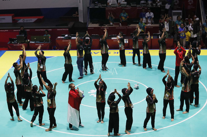 Tim pencak silat Indonesia menyapa para pendukung yang menonton pencak silat Asian Games 2018 di Padepokan Pencak Silat, TMII, Jakarta.

