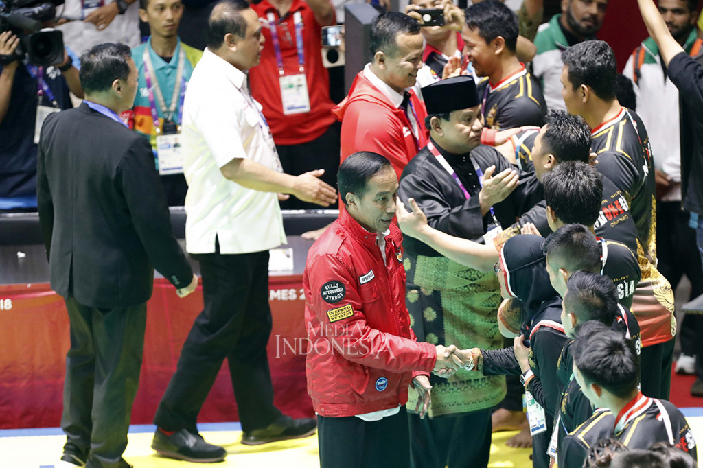 Presiden Joko Widodo yang hadir di Padepokan Pencak Silat, TMII, Jakarta, mengapresiasi pencapaian atlet pencak silat Indonesia yang berhasil memborong 14 medali emas Asian Games 2018. Jokowi juga berterima kasih kepada Prabowo Subianto.