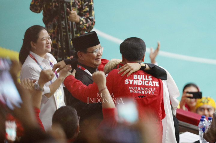 Dalam laga pencak silat, ada momen kebersamaan Jokowi dan Prabowo. Momen itu terjadi saat Jokowi dan Prabowo berpelukan bersama pesilat Hanifan Yudani Kusumah, yang meraih medali emas. 
