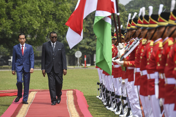 Presiden Joko Widodo dan Presiden Namibia Hage Gottfried Geingob mengikuti upacara penyambutan dan inspeksi pasukan. Dalam upacara tersebut, dikumandangkan lagu kebangsaan kedua negara diiringi 21 kali dentuman meriam.
