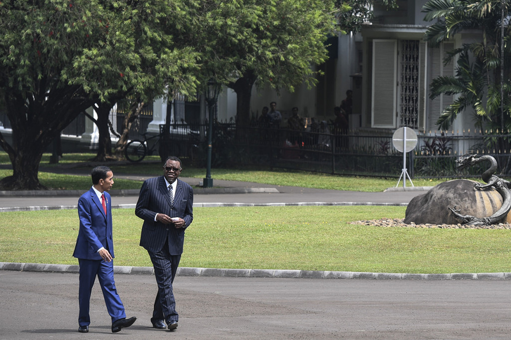 Presiden Joko Widodo berbincang dengan Presiden Namibia Hage Gottfried Geingob saat kunjungan kenegaraan di Istana Kepresidenan Bogor, Jawa Barat.