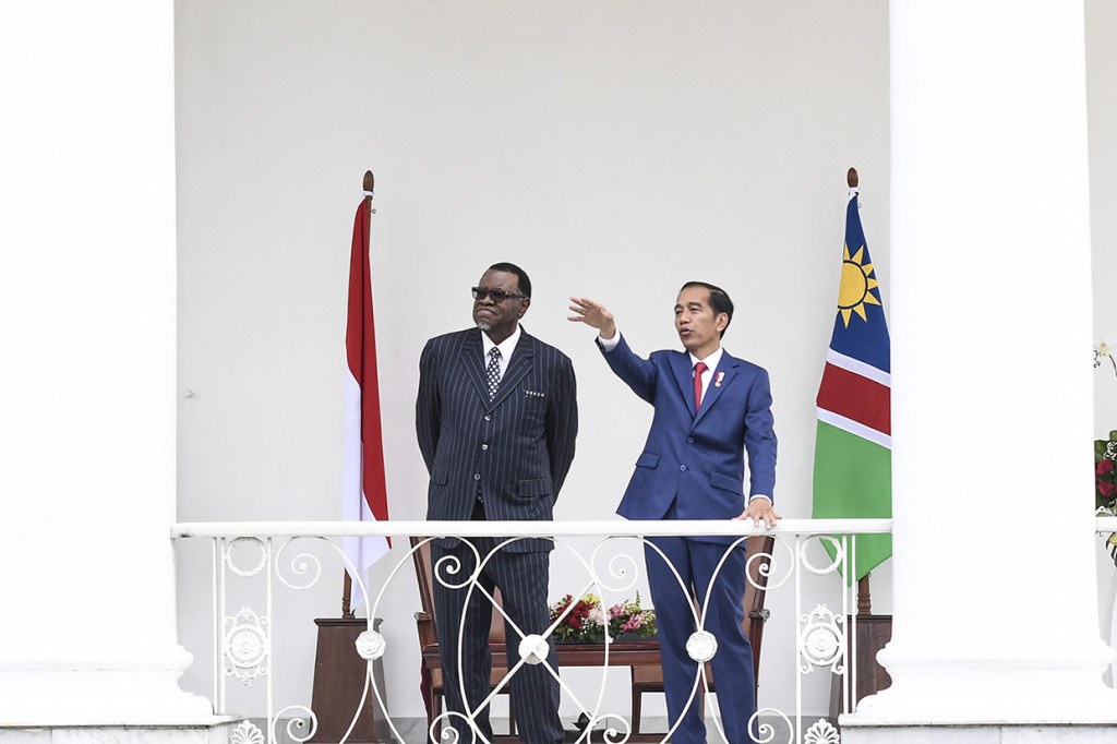 Kunjungan kenegaraan itu diisi dengan pertemuan bilateral dan penandatanganan kerja sama serta penanaman pohon di halaman belakang istana. 