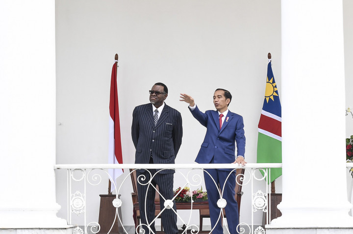 Kunjungan kenegaraan itu diisi dengan pertemuan bilateral dan penandatanganan kerja sama serta penanaman pohon di halaman belakang istana. 