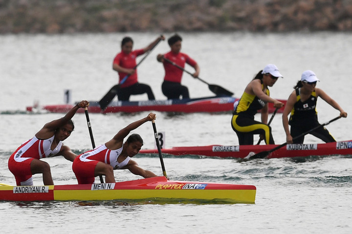 Atlet Kano Indonesia Riska Andriyani dan Meni Nur memacu kecepatan pada final kano 500 meter ganda putri Asian Games 2018 di danau Jakabaring, Palembang, Sumatera Selatan. Antara Foto/Wahyu Putro A
