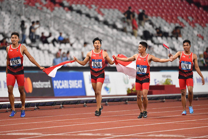 Lalu Muhammad Zohri bersama tim estafet 4x100 meter putra mempersembahkan medali perak pada Asian Games 2018. Selain Zohri, Indonesia diperkuat Fadlin, Eko Rimbawan, dan Bayu Kertanegara. Afp Photo/Anthony Wallace