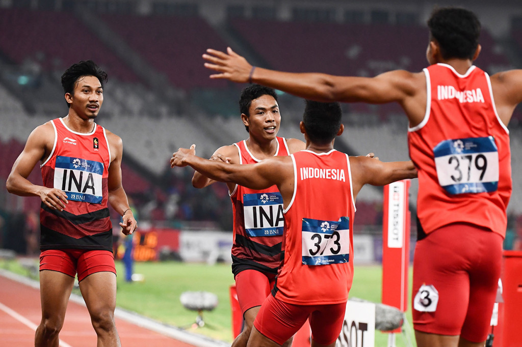 Fadlin, Lalu Zohri, Eko Rimbawan and Bayu Kertanegara melakukan selebrasi setelah meraih medali perak estafet 4x100 meter. Afp Photo/Jewel Samad