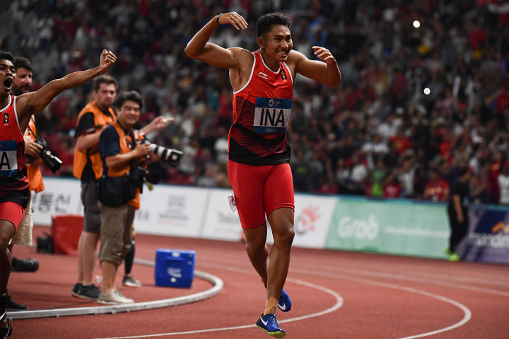 Lalu turun sebagai orang kedua, diikuti Eko Rimbawan, kemudian ditutup Bayu Kertanegara. Afp Photo/Jewel Samad
