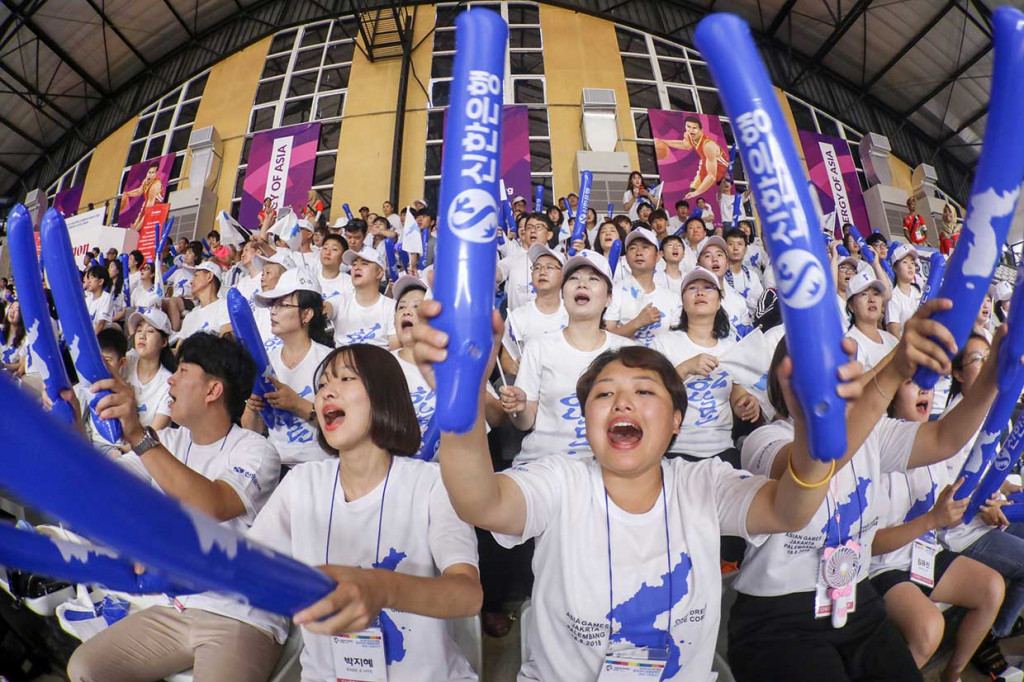 Arirang, arirang, aririyo,
Arirang geogeoro neomeoganda,
Nereul beorigo gasineun nimeun,
Simnido motgaseo balbbyeongnanda