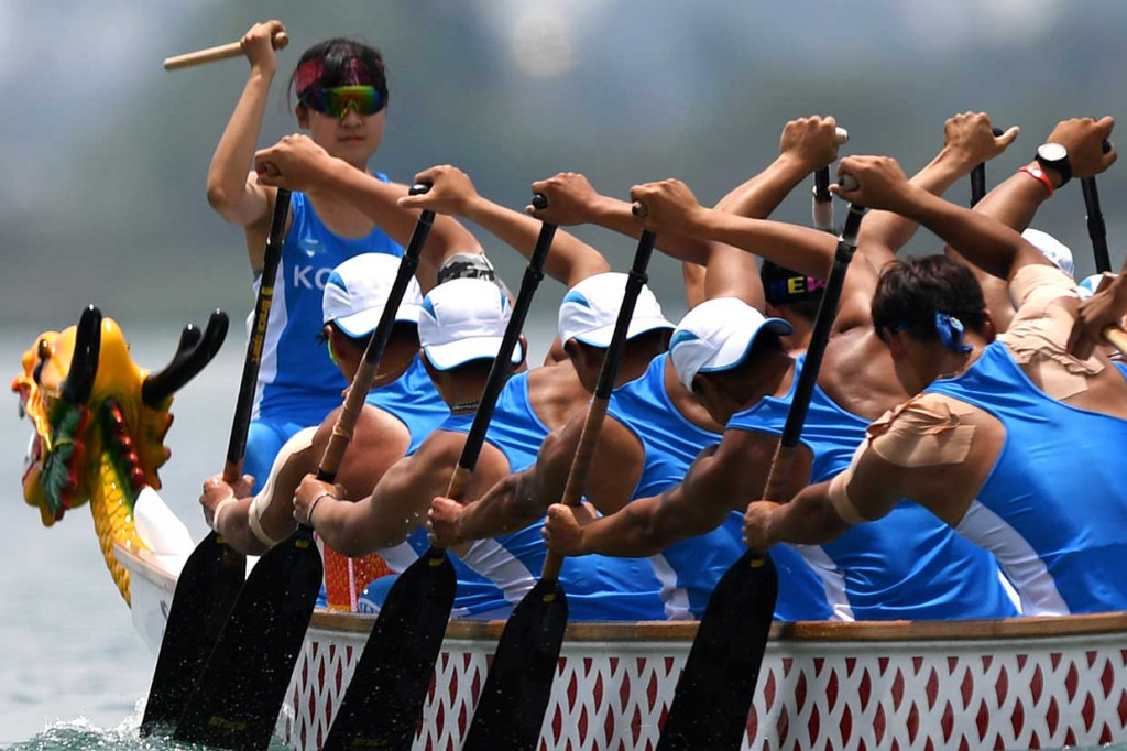 Bermain dengan bendera unifikasi yang khas dengan garis biru Semenanjung Korea berlatar belakang putih, atlet kedua negara negara tersebut berhasil menorehkan sejarah dengan menjadi juara. Kemenangan tim perwakilan Korea Selatan dan Korea Utara tersebut tidak lepas dari dukungan puluhan suporter yang tidak henti-hentinya meneriakkan yel-yel 'Deahan Mingguk' yang berarti berjuanglah Korea.