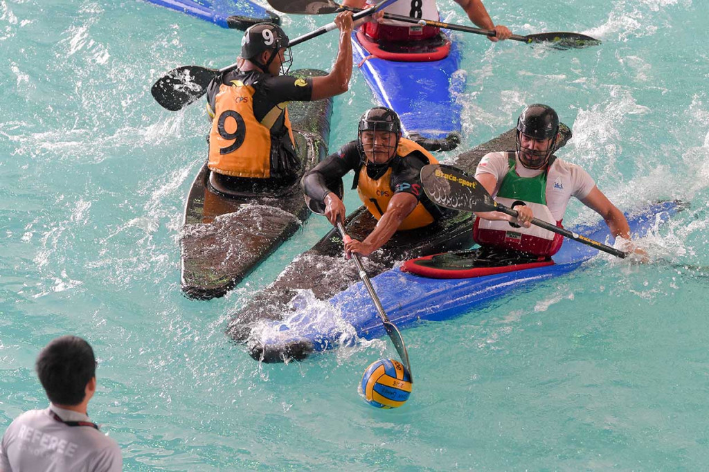 Nama kano polo sendiri berasal dari gabungan dua nama cabang olahraga, yaitu canoeing (kayak) dan polo air. Meski kayak maupun polo air juga diperlombakan di Asian Games, namun kano polo tetap merupakan cabang olahraga yang terpisah sendiri.