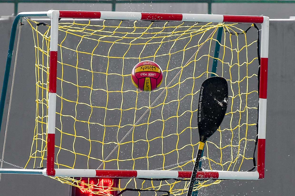 Dalam permainan ini, dua tim yang beranggotakan lima orang atlet (tiga cadangan). Mereka harus berlomba mencetak sebanyak mungkin angka dengan memasukkan bola ke gawang lawan. Masing-masing atlet dilengkapi dengan sebuah dayung dua sisi, perahu kayak kecil untuk satu orang dan perlengkapan keamanan. Bola dapat dioper dan ditembakkan ke gawang lawan dengan dayung atau dengan tangan.