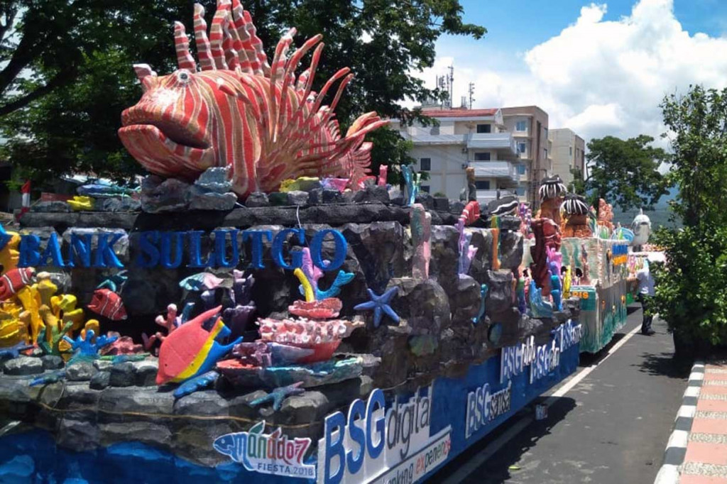 Puluhan mobil hias bertema keragaman laut berbaris di Jalan Piere Tendean, Kota Manado, saat akan mengikuti Karnaval Fisco Manado Fiesta 2018, Jumat, 31 Agustus 2018.
