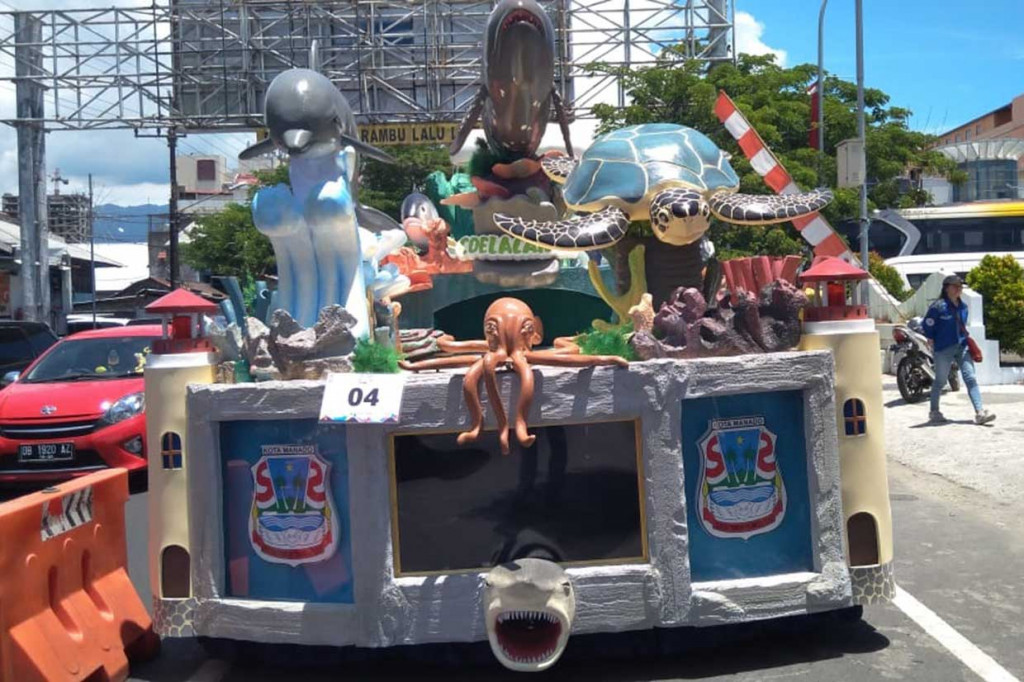 Setiap kendaraan menampilkan keindahan bawah laut Bunaken, yang telah terkenal hingga mancanegara. 