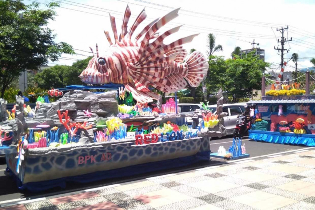 Tiap kendaraan menampilkan keindahan di Taman Laut Bunaken, di antara berupa beberapa jenis ikan, jenis coral, serta keindahan lainnya.