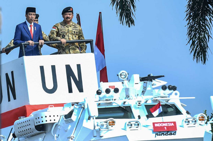 Presiden Joko Widodo bersama Panglima TNI Marsekal Hadi Tjahjanto menaiki Panser Anoa saat tiba di lokasi upacara pelepasan Kontingen Garuda TNI di Pusat Misi Pemeliharaan Perdamaian TNI, Sentul, Bogor, Jawa Barat, Jumat.