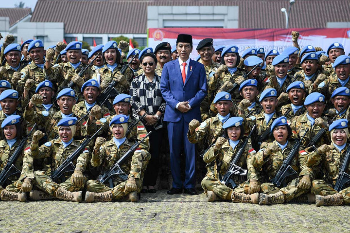 Turut hadir dalam upacara pelepasan itu Panglima TNI Marsekal Hadi Tjahjanto, Komandan PMPP TNI Brigjen Victor H. Simatupang, Menteri Koordinator Politik, Hukum dan Keamanan Wiranto, Menteri Luar Negeri Retno L Marsudi, Menteri Perhubungan Budi Karya Sumadi dan para pejabat lainnya.