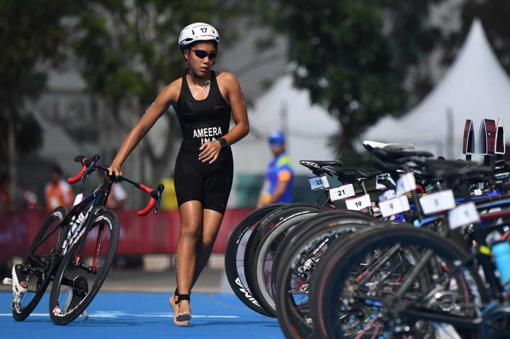 Sementara itu, atlet Indonesia Andi Ameera Cakravastia finis di ranking 17 dengan perbedaan waktu 39,25 menit dari juara pertama. Ia cukup beruntung bisa finis di peringkat itu, karena ada empat atlet yang cidera. INASGOC/Antara Foto/Muhammad Adimaja