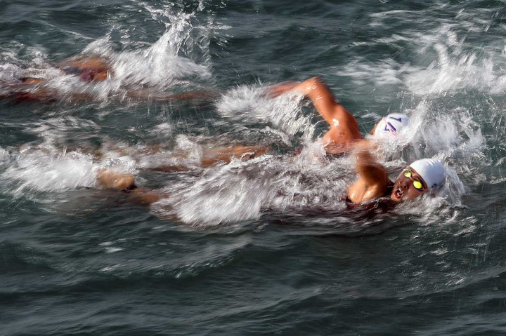 Triathlon memperlombakan tiga cabang olahraga menjadi satu, yaitu berenang, balap sepeda, dan terakhir berlari yang dilakukan secara berkesinambungan dalam satu kesatuan waktu. Triathlon adalah kompetisi kecepatan waktu di mana peserta harus dapat membagi tenaga dalam setiap tahapnya. INASGOC/Antara Foto/Muhammad Adimaja