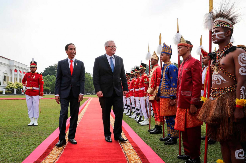 Kedatangan Scott Marrison disambut dengan upacara resmi kenegaraan yang disertai dentuman meriam sebanyak 19 kali dan lagu kebangsaan kedua negara. AFP Photo/Mast Irham/Pool