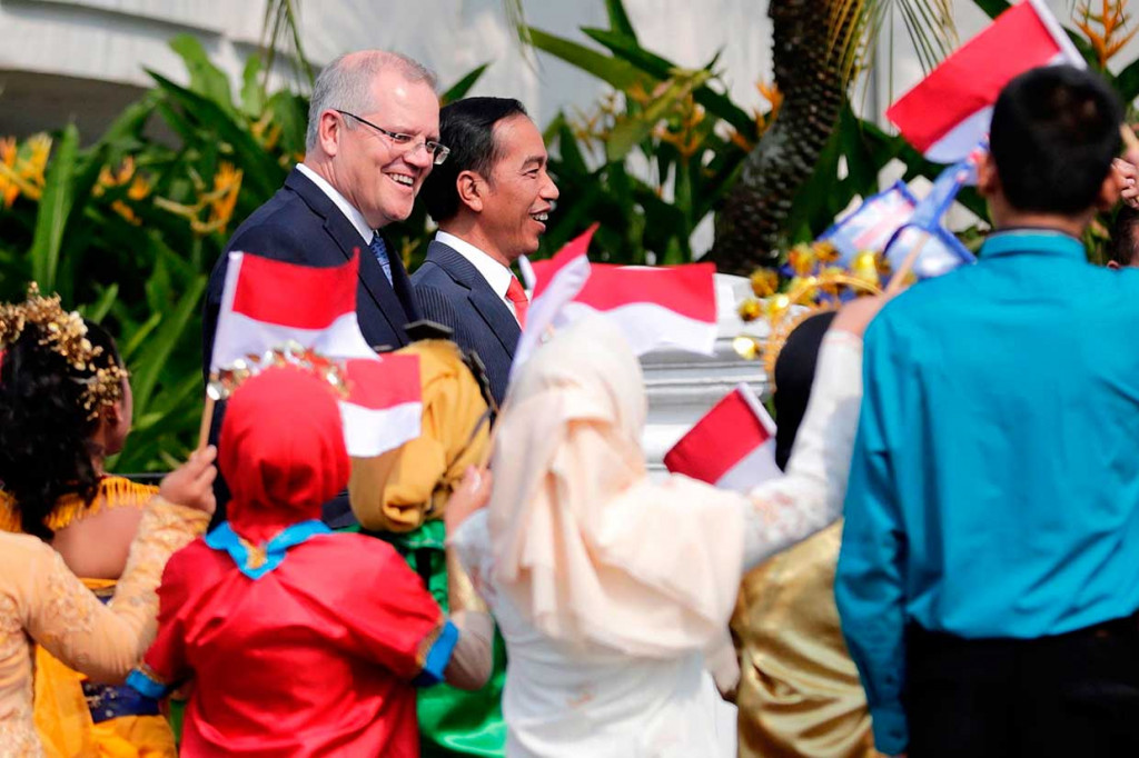 Sejumlah murid sekolah dasar yang mengenakan busana tradisional ikut
melambaikan bendara kecil Merah Putih dan Australia untuk menyambut PM Morrison dan rombongan. PM Morrison juga sempat melakukan 'tos' dengan para siswa tersebut saat tiba di Istana Bogor. AFP Photo/Mast Irham/Pool