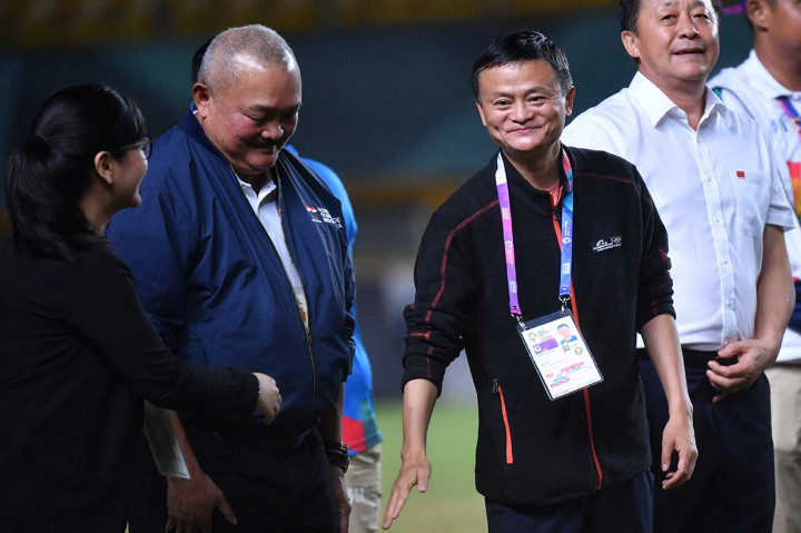 Seusai pertandingan Jack langsung digiring ke lapangan rumput untuk turut mengalungkan medali ke pemenang. AFP Photo/Adek Berry