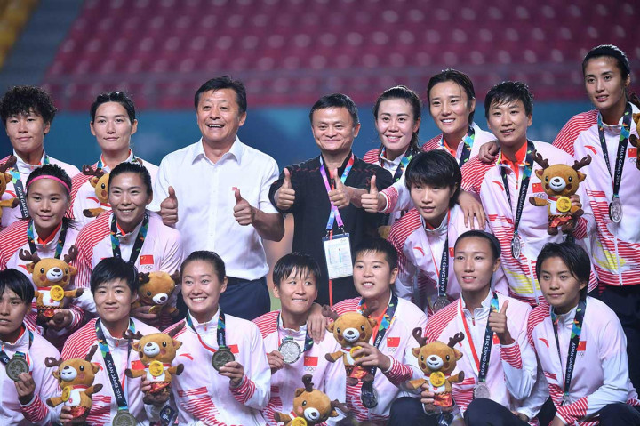 Jack Ma memiliki kedekatan khusus dengan Indonesia. Ia merupakan penasihat e-commerce bagi Indonesia. Alibaba Group merupakan perusahaan yang bergerak di bidang teknologi. Perusahaan itu beroperasi di lebih dari 200 negara dan dinobatkan sebagai salah satu perusahaan yang dikagumi di dunia menurut majalah Fortune. AFP Photo/Adek Berry