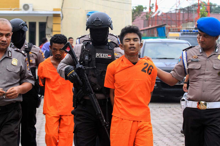 Polisi menghadirkan dua dari enam tersangka komplotan perompak laut pelaku pembunuhan personel polisi Brigadir Faisal, saat rilis pengungkapan kasus di Polres Aceh Utara, Aceh, Jumat, 31 Agustus 2018.