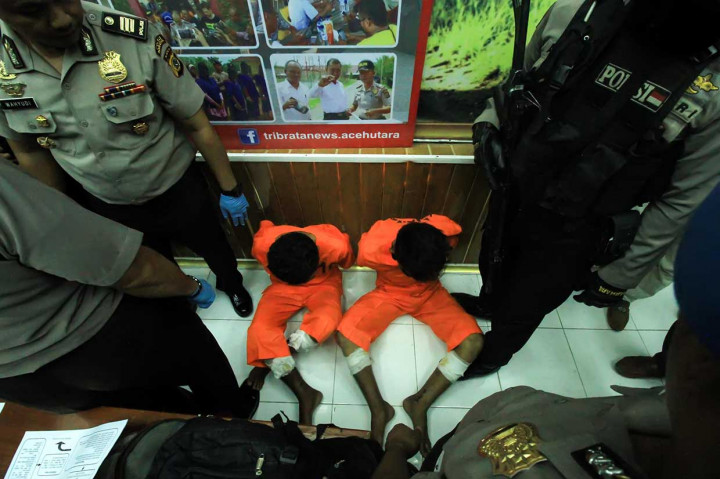 Dua pelaku berhasil ditangkap hidup yakni MA (18), SY (43), sementara dua pelaku ditembak mati yakni Samsul (28), Zulkifli (33), serta dua DPO polisi yakni AD dan DG.