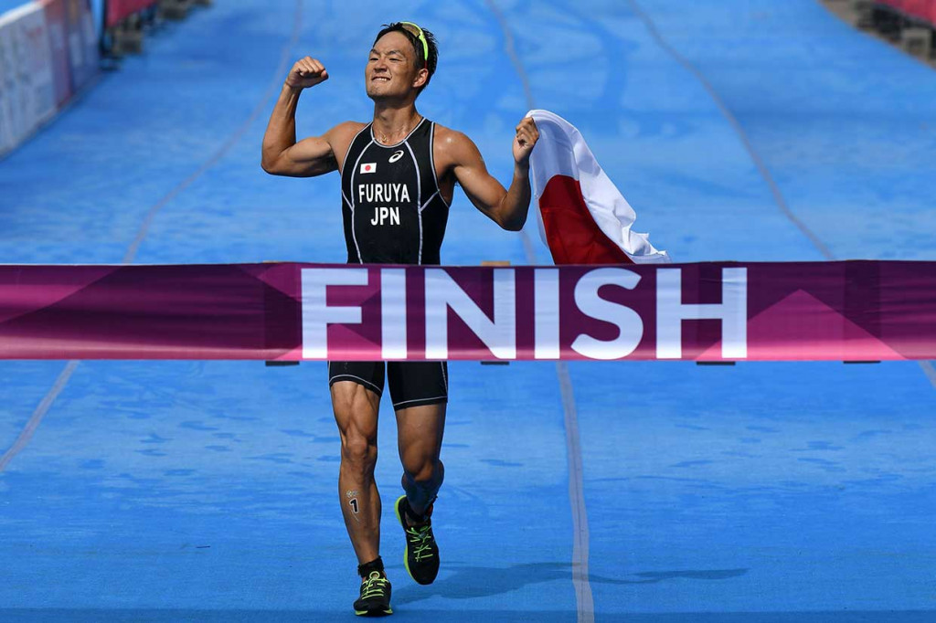Atlet Jepang Jumpei Furuya melakukan selebrasi setelah berhasil menyentuh garis finis pertama pada nomor triathlon putra Asian Games 2018 di Palembang, Sabtu, 1 September 2018.