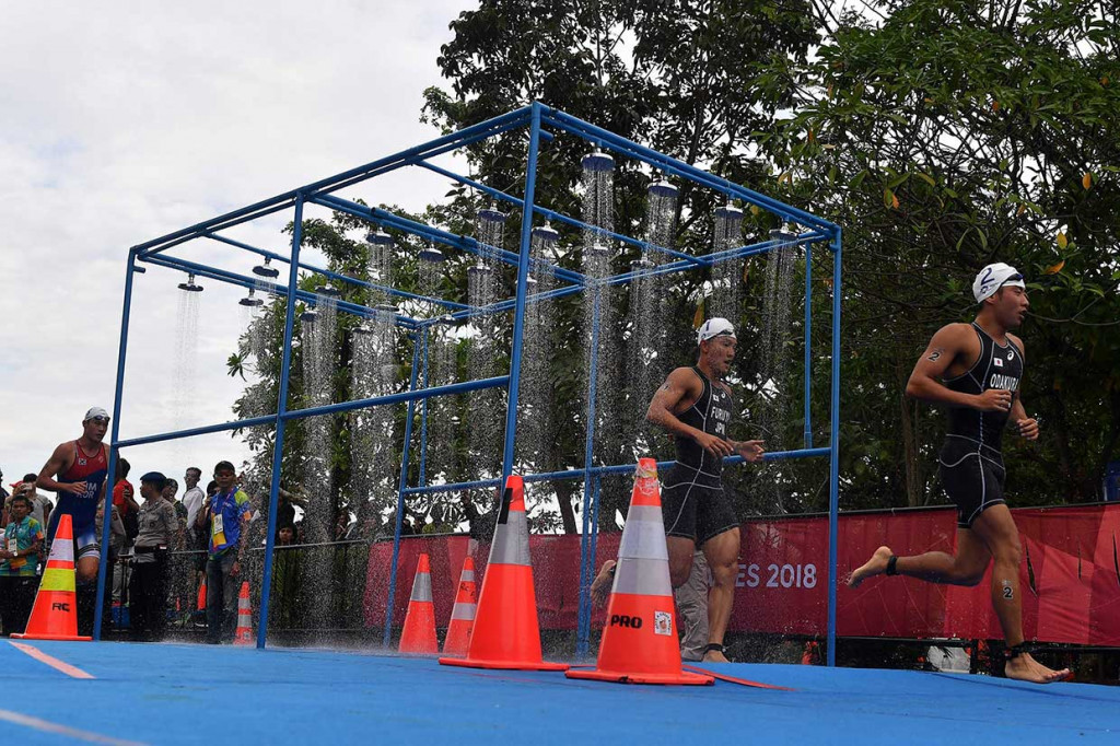Jumpei Furuya (kedua kanan) saat tengah berlari pada pertandingan triathlon putra Asian Games 2018.
