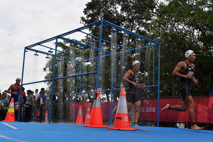 Jumpei Furuya (kedua kanan) saat tengah berlari pada pertandingan triathlon putra Asian Games 2018.