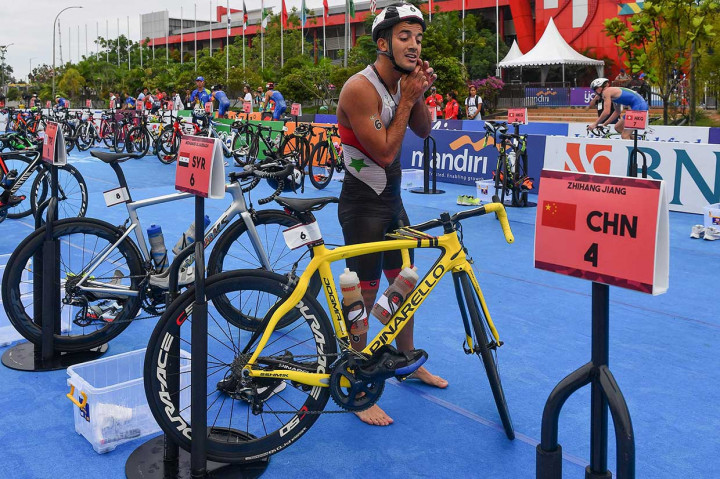 Atlet Suriah Mohamad Alsabbagh bersiap mengayuh sepeda.