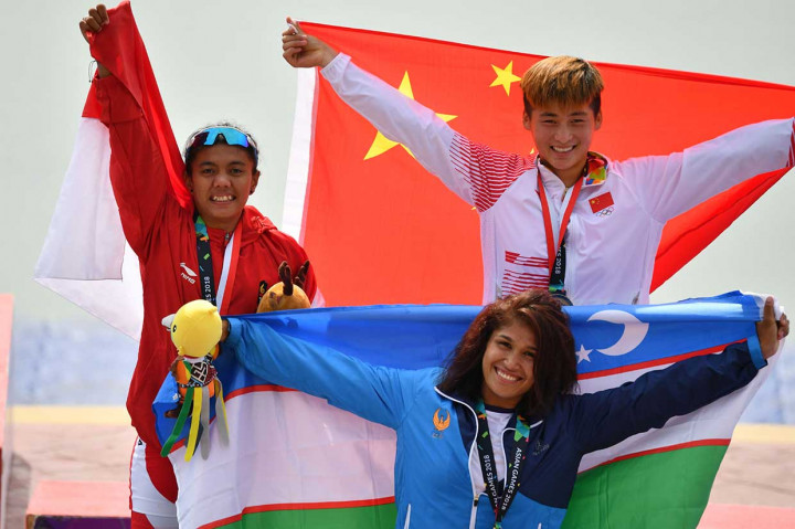 Pedayung Indonesia Riska Andriani (kiri) bersama atlet Tiongkok Sun Mengya (kanan bekalang) dan atlet Uzbekistan Dilnoza Rakhmatova melakukan selebrasi usai mengalungan medali cabang kano tunggal (canoe single/C1) putri 200 meter di stadion dayung Jakabaring Sports City (JSC) Palembang, Sabtu, 1 September.