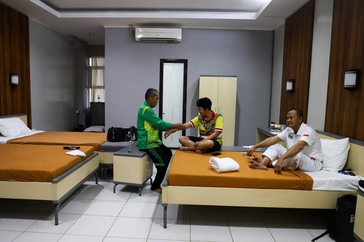 Ada berbagai macam fasilitas yang bisa dinikmati oleh atlet dan ofisial, antara lain kamar tidur berisi tiga hingga empat kasur dengan pendingin ruangan.