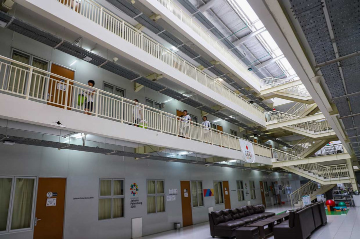 Selain itu tersedia layanan laundry gratis, ruang tamu untuk bercengkarama hingga peminjaman sepeda untuk berkeliling wisma. Layaknya di istana, atletpun dimanjakan dengan fasilitas bak hotel berbintang.