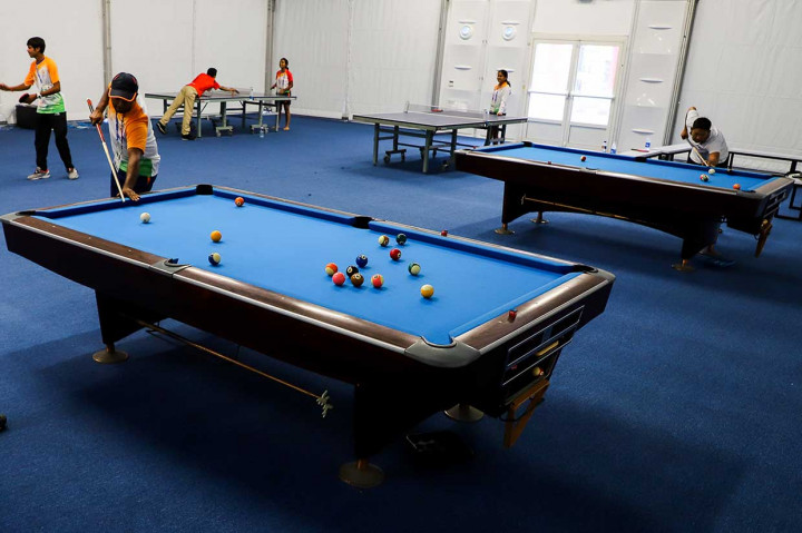 Untuk mengusir kejenuhan para atlet, panitia juga menyiapkan meja biliar dan permainan menyenangkan lainnya. 