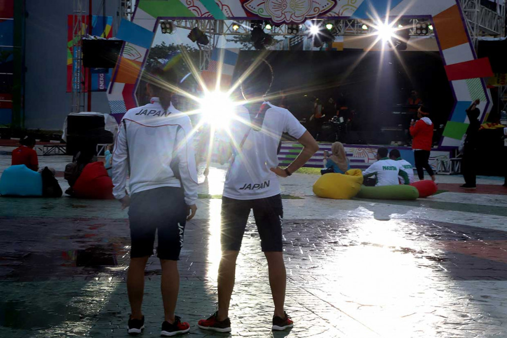 Menjelang sore atlet dapat menyalurkan bakat seni mereka di panggung hiburan internasional yang berada di kawasan wisma. Pertunjukan tari daerah yang dipadukan dengan kesenian dari negara masing-masing menjadi hiburan dan pelepas penat mereka.