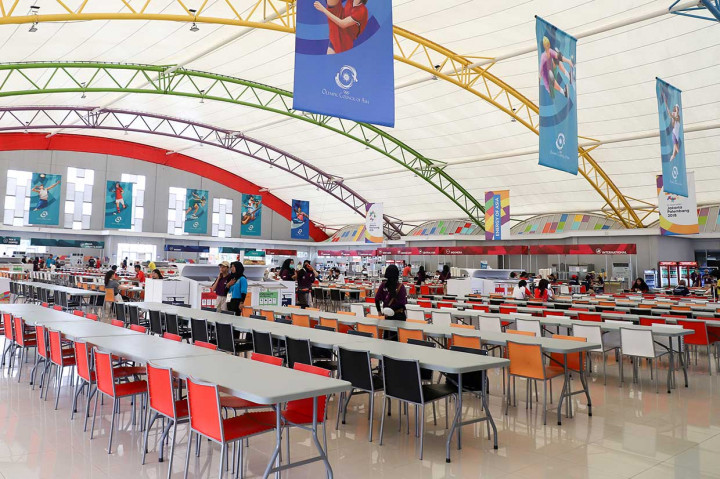 Selain menyediakan kamar setara hotel berbintang, panitia juga menyediakan makanan yang menunya sesuai dengan standar internasional atau ketentuan Dewan Olimpiade Asia (OCA). 