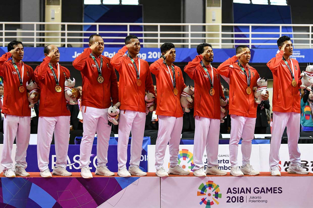 Indonesia berhasil memperoleh medali emas setelah menumbangkan Jepang melalui pertandingan sengit 15-21, 21-14, dan 21-16 pada pertandingan final quadrant putra sepak takraw Asian Games 2018 di GOR Ranau, Jakabaring Sport City (JSC), Palembang, Sumatera Selatan, Sabtu, 1 September. AFP Photo/Mohd Rasfan