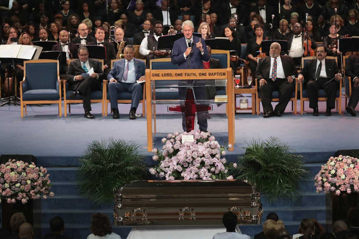 Nama-nama seperti Bill Clinton, Hillary Clinton, Tyler Perry, Whoppi Goldberg, hingga Stevie Wonder hadir di Greater Grace Temple, Detroit yang menjadi tempat upacara pemakaman penyanyi berjuluk 'Queen of Soul' tersebut. AFP Photo/Getty Image/Scott Olson