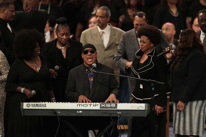 Stevie Wonder, Jennifer Hudson, Ron Isley, Chaka Khan, dan beberapa artis lainnya tampil dalam konser 'A Tribut of the Queen' sebagai penghormatan terakhir untuk Aretha. AFP Photo/Getty Image/Scott Olson