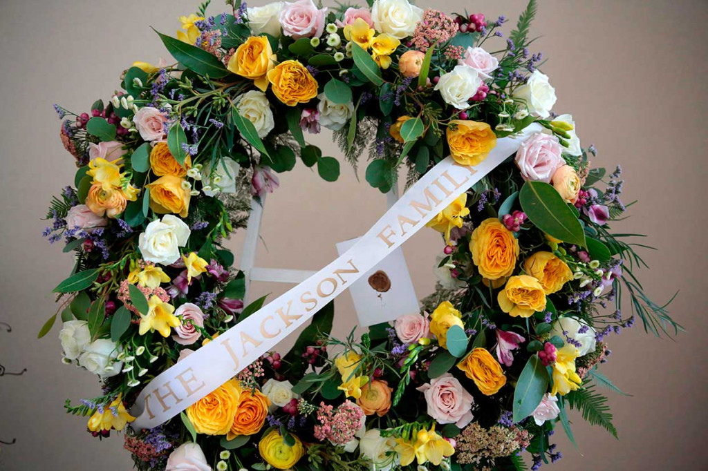 Berbagai kiriman karangan bunga dari publik figur terkenal, seperti Elton John, Jackson Family, Mariah Carey, Ray Charles, Tom Joyner, Don King, dan Diana Ross juga menghiasi lokasi upacara pemakaman Aretha Franklin. AFP Photo/Jeff Kowalsky  