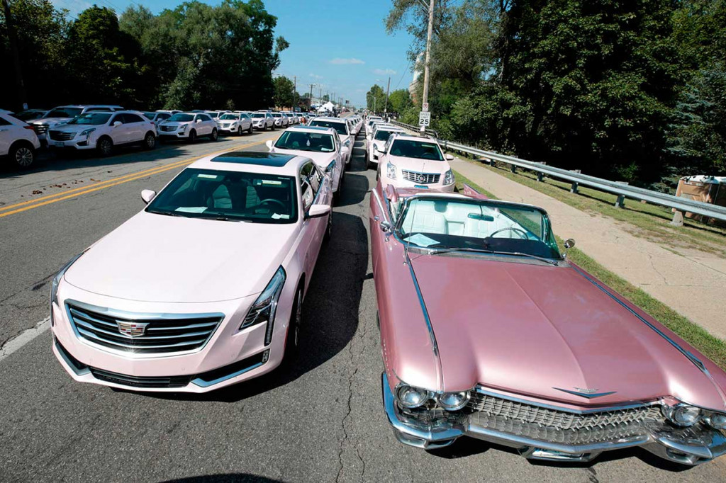 Sementara itu, jalanan di luar Greater Grace dipenuhi oleh mobil Cadillac merah jambu yang mirip dalam video musik Aretha Franklin berjudul 'Freeway of Love'. AFP Photo/Jeff Kowalsky