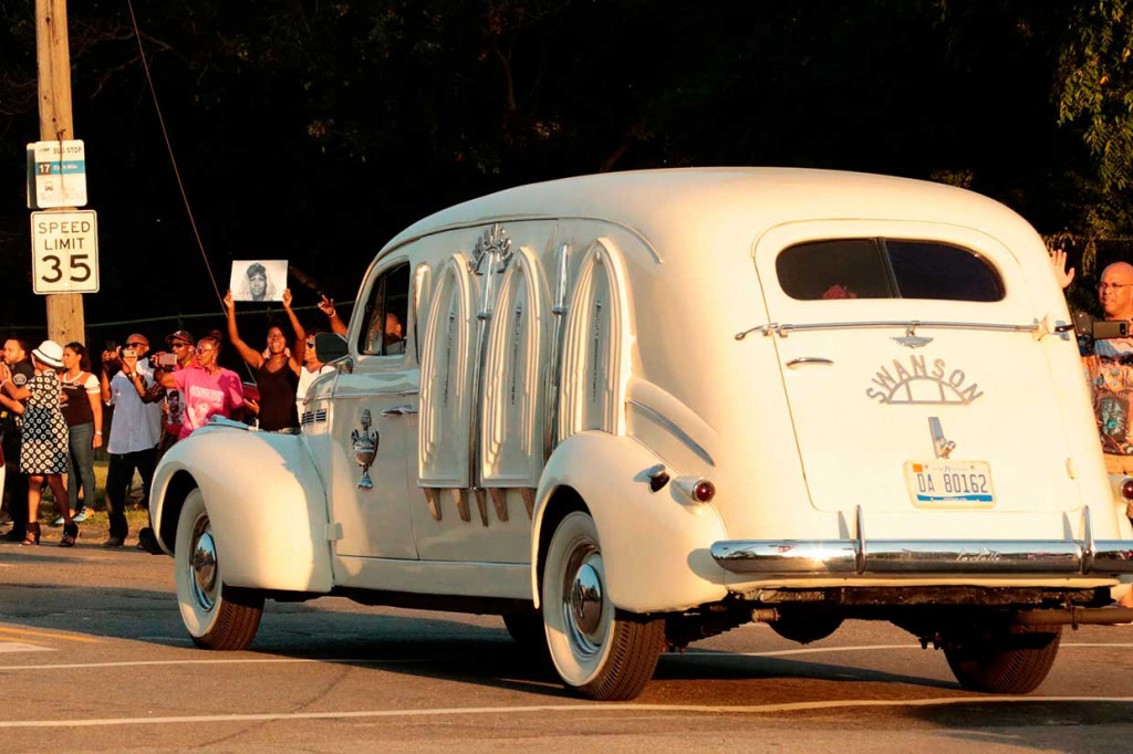Peti jenazah Aretha Franklin dibawa ke gereja dalam sebuah mobil Cadillac LaSalle keluaran tahun 1940. Mobil itu yang juga membawa ayah Franklin, C.L. Franklin dan pelopor hak-hak sipil Rosa Parks ke tempat peristirahatan terakhir mereka di pemakaman Woodlawn, di mana sang penyanyi juga akan dimakamkan di tempat tersebut. AFP Photo/Jeff Kowalsky