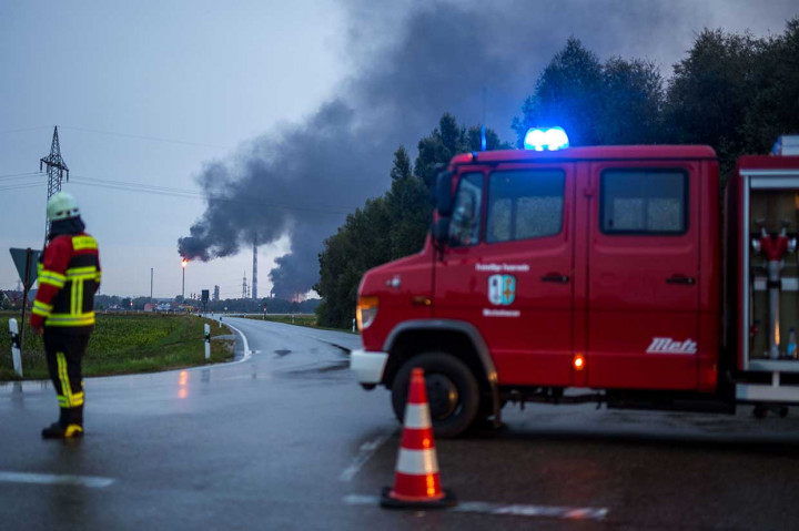 Mobil pemadam kebakaran bergegas menuju tempat ledakan yang memicu kebakaran besar di sebuah kilang minyak di Vohburg an der Donau, dekat Ingolstadt, Bavaria, Sabtu pagi waktu setempat.