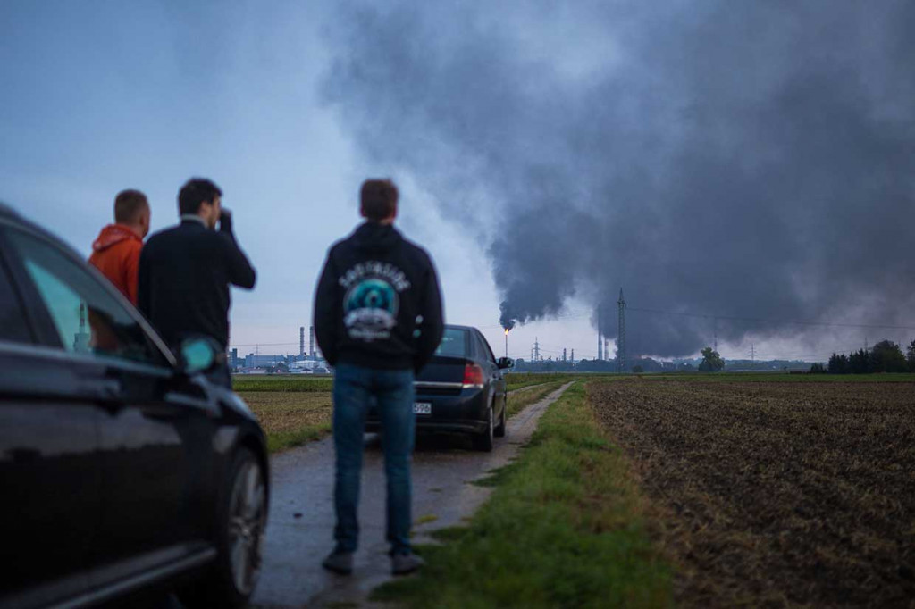 Penyiar publik Bayerischer Rundfunk mengatakan suara ledakan terdengar hingga beberapa kilometer jauhnya, sementara api dan asap membubung ke udara saat fajar merekah.