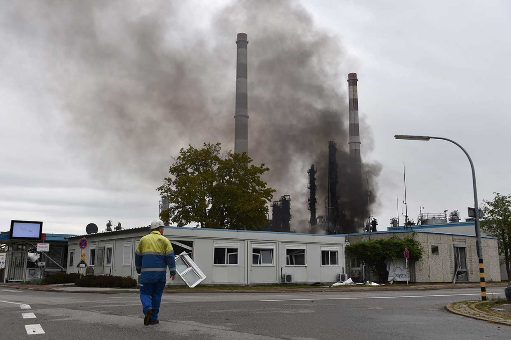 Sedikitnya delapan orang luka-luka, tiga di antaranya dalam kondisi serius akibat kejadian tersebut. Sementara sekitar 1.800 penduduk kota-kota terdekat Vohburg dan Irsching dievakuasi sebagai tindakan pencegahan.